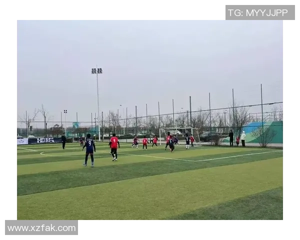 校园绿茵场上的青春梦想与拼搏精神展现学校足球场的魅力与活力